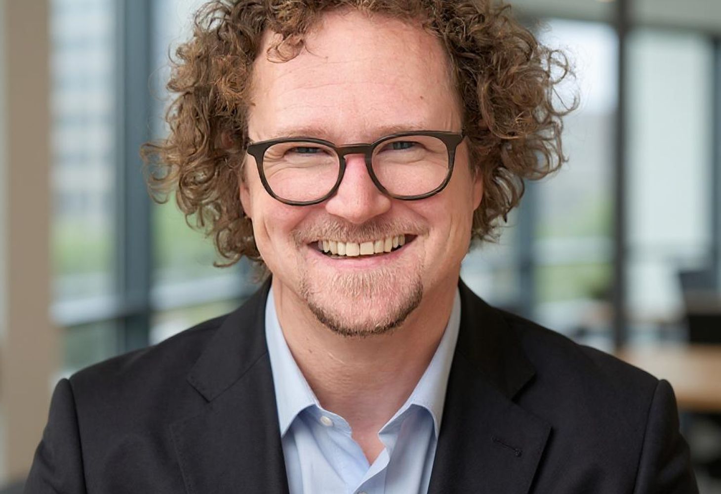 KI Porträt eines Mannes mit Locken